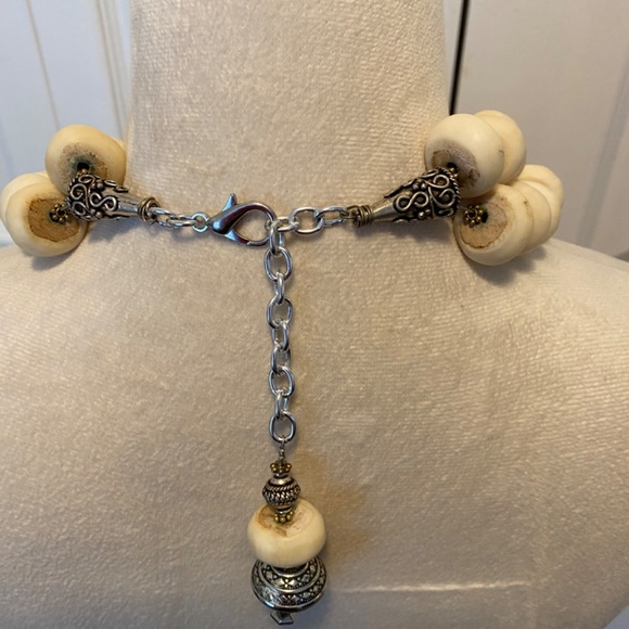 Statement necklace hand carved beads - Picture 6 of 6